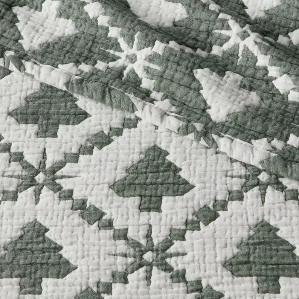 Full/Queen Holiday Matelasse Quilt Set Green - Threshold